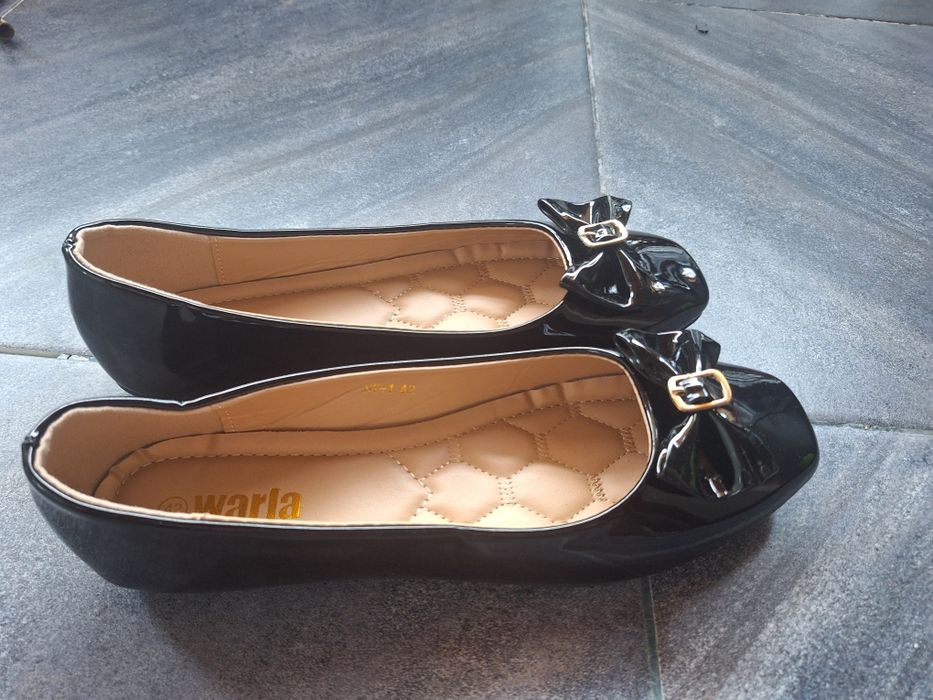 Черни лачени пантофки с панделка