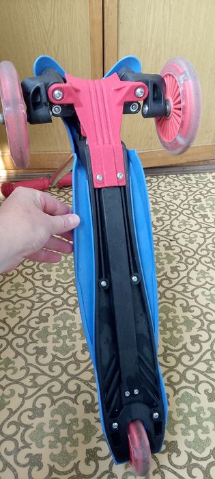 Самокат Scooter трёхколёсный.