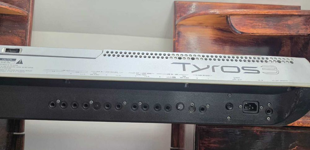 Vând  clapa Yamaha Tyros 3 –