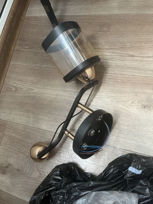 Люстра рабочая в хорошем состоянии