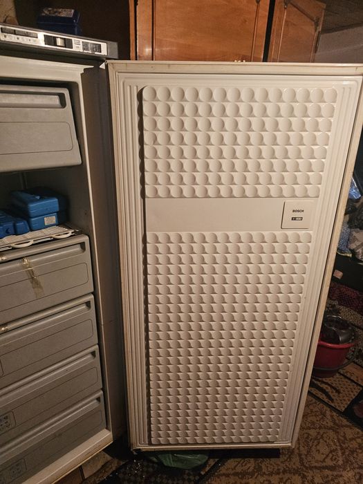Congelator vertical Bosch (5 sertare) – stare bună de funcționare