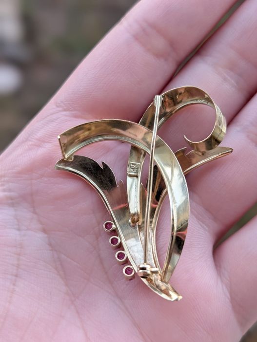 Veche brose din aur de 14k 585, cu pietre rosii (rubine), copii