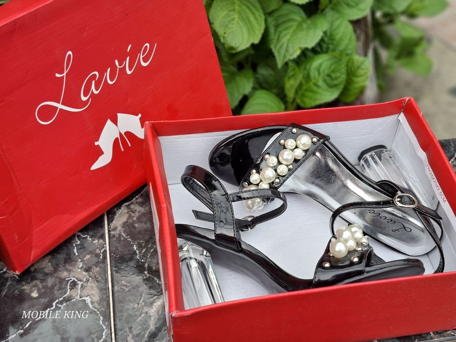 Нови Елегантни черни сандали с перли и прозрачен ток