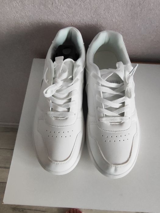 Продам летние кроссовки