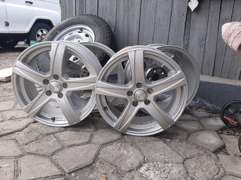 Продам литые диски на 16