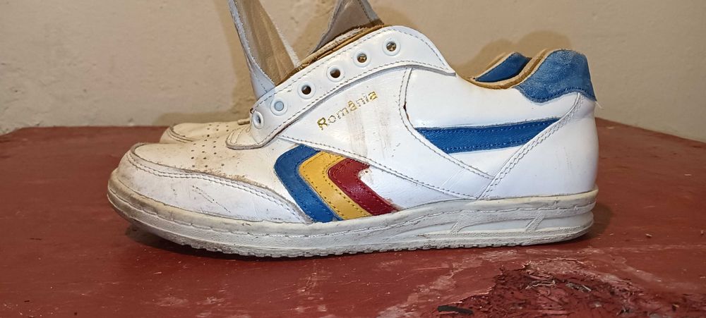 Adidași MApN din piele – albi, bandă laterală tricoloră – mărimea 28