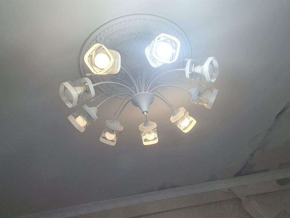 Продам люстру 8 рожковую.