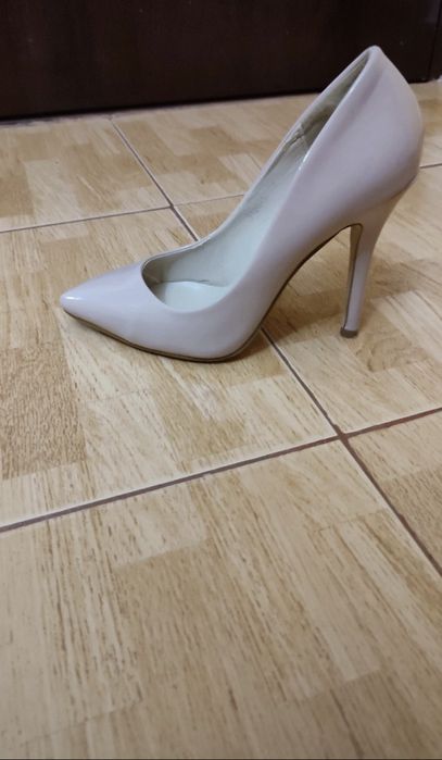 Vând pantofi stiletto marca Botinelli.