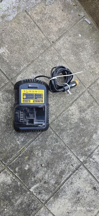 Зарядно устройство за кола 12V и батерии 18V DeWALT DCB119