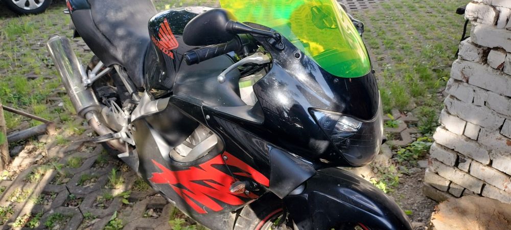 Honda cbr 600 an 2000.