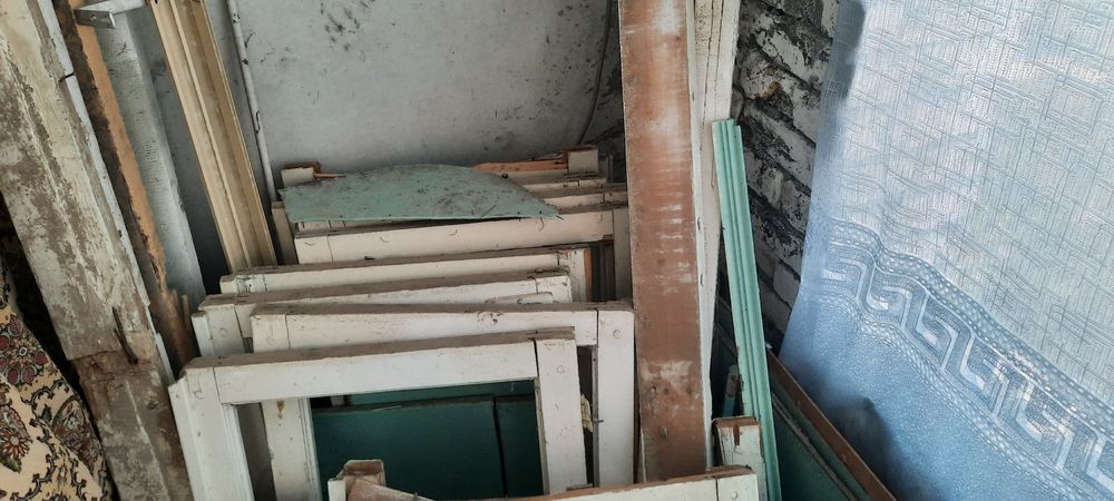 Тахта, эски дераза, ойналар, стекло