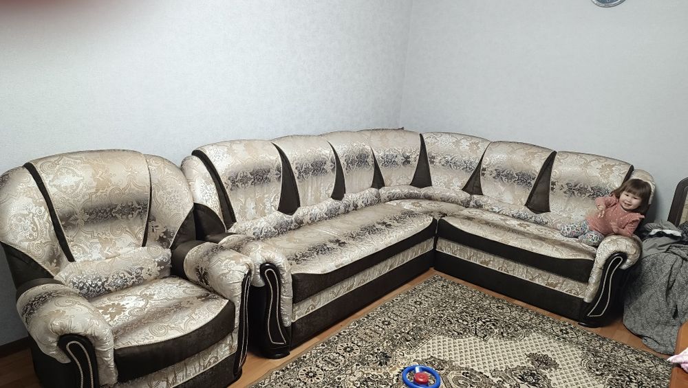 Угловой диван в зал