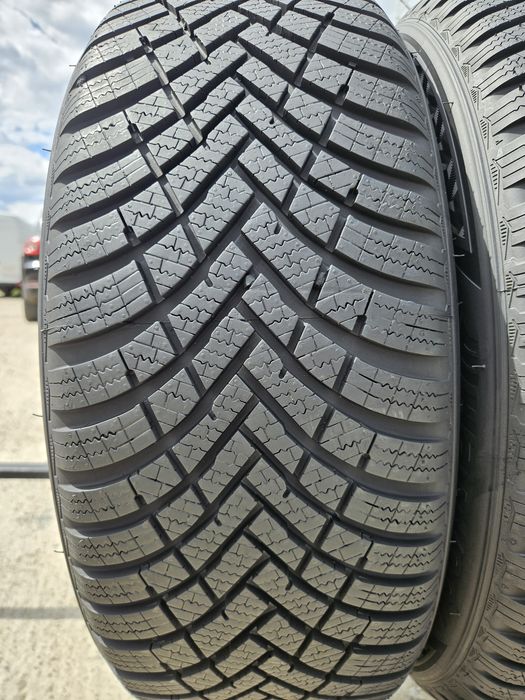 Vând 2 anvelope iarna 215/55r17 215/55/17 HANKOOK