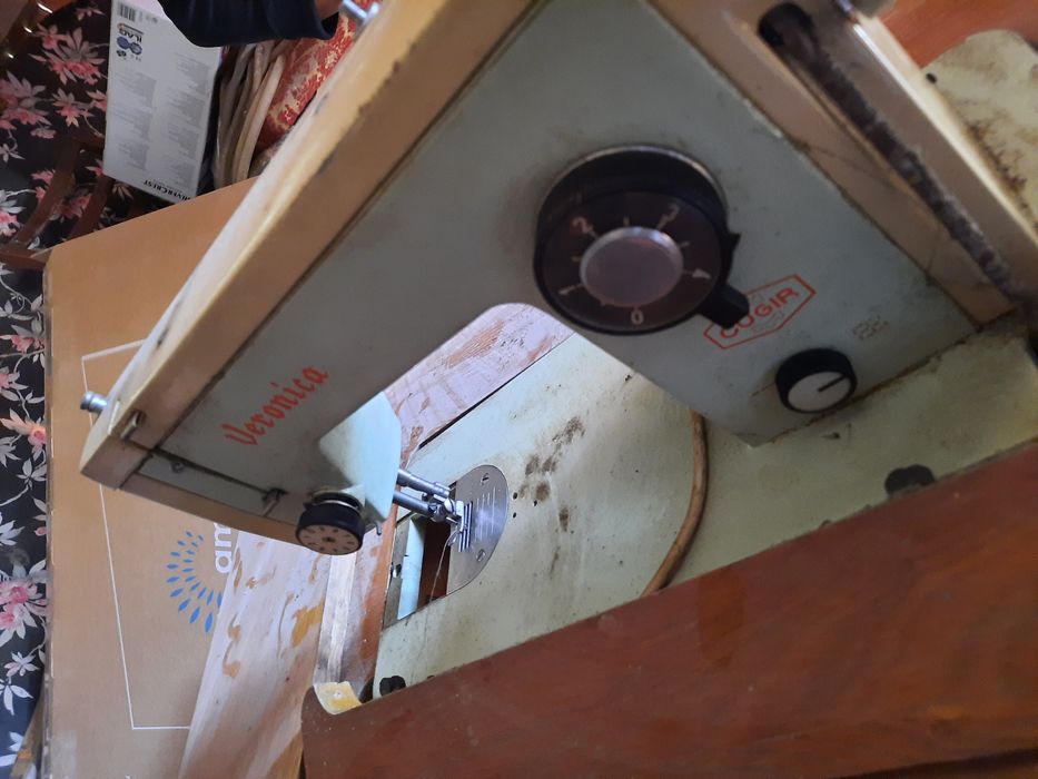 Mașina de cusut Veronica