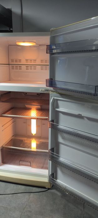 Продам холодильник с гарантией.