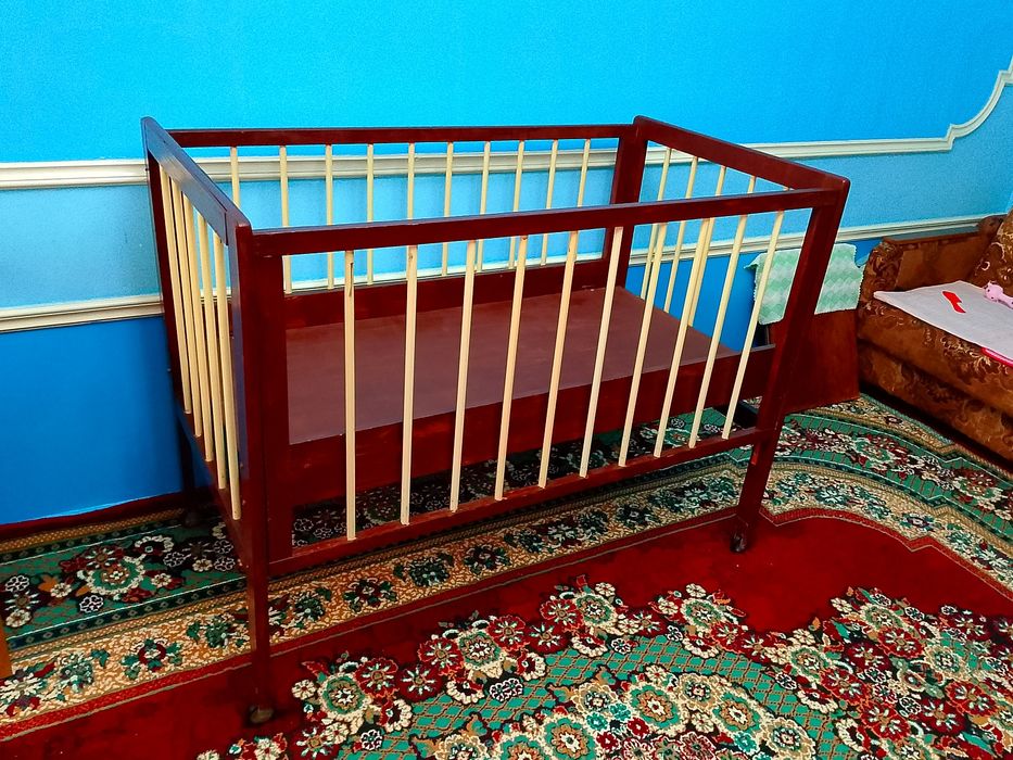 Bolalar karavoti kraskalangan