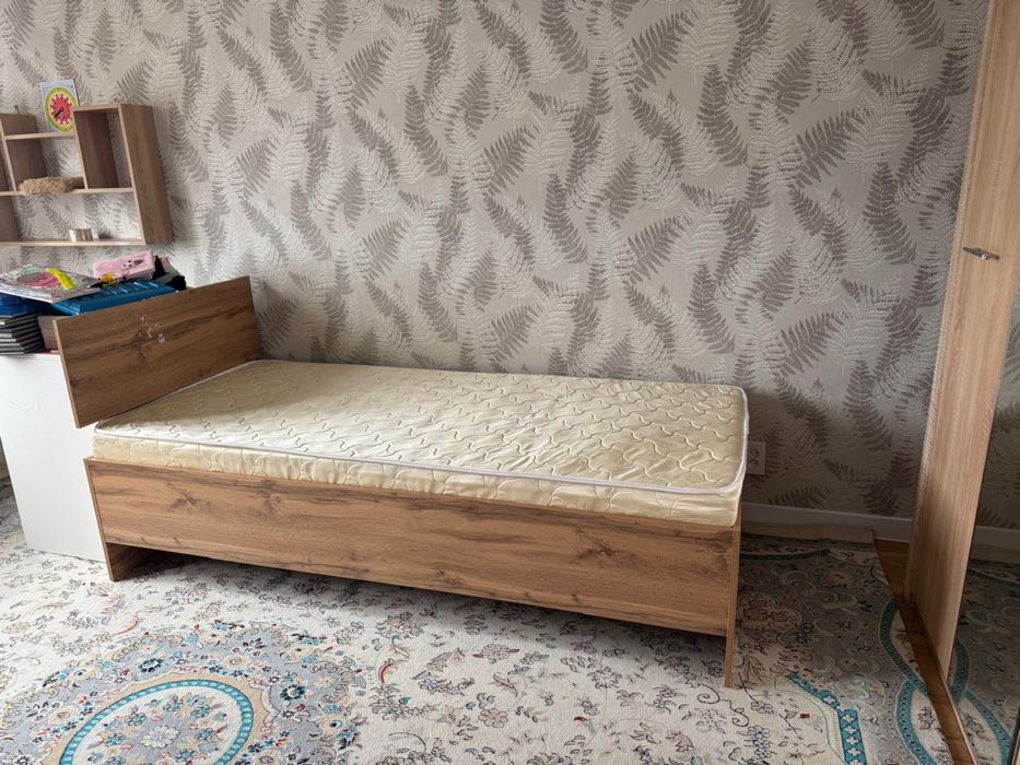 Кровать с матрасом дерево