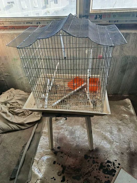 Клетка для птиц  заводского изготовления  в рабочем состоянии