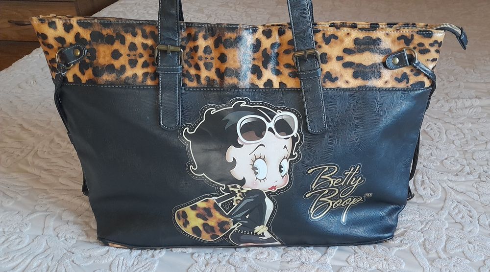 Оригинална дамска чанта Betty Boop-като нова,леопрадов принт