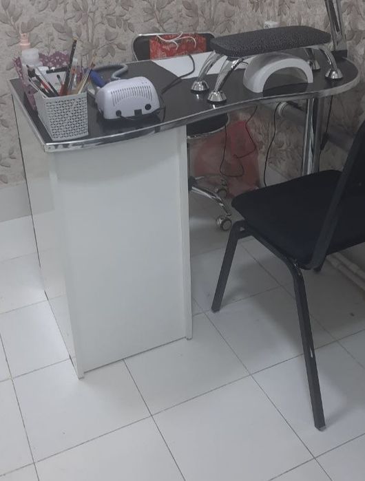 Продам маникюрный стол почти новый