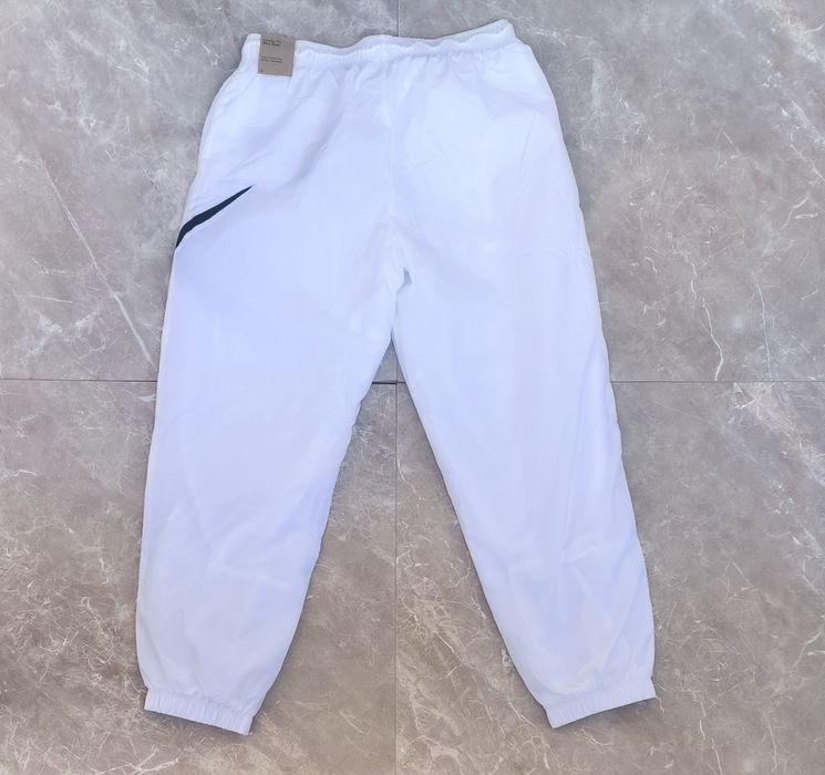 Дамски бял анцуг Nike Sportswear Essential M размер