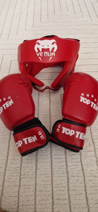 Перчатки и шлем.