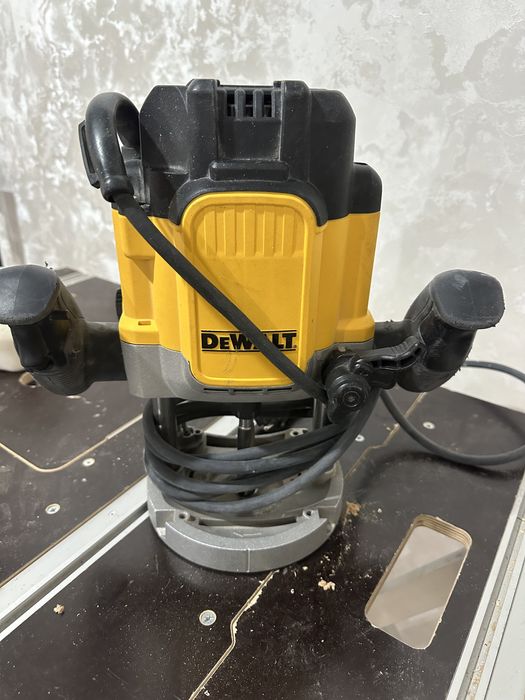Фрезер вертикальный DeWALT DWE625-QS