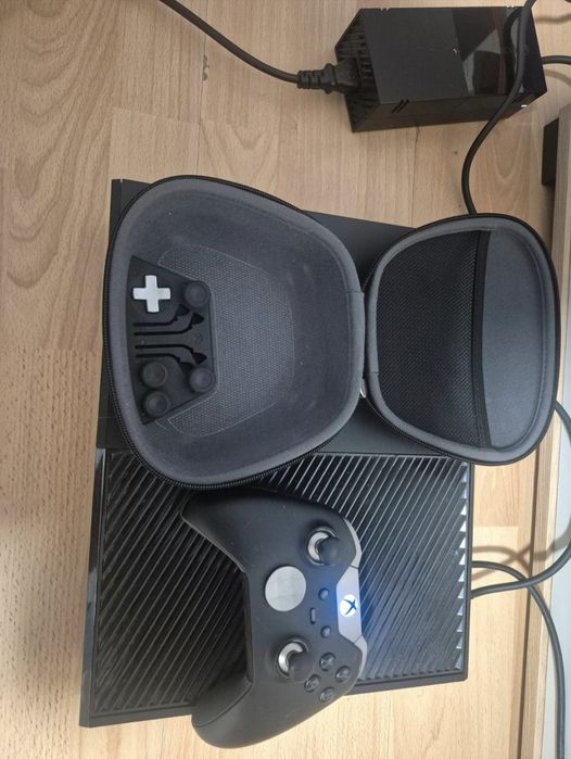 Consola Xbox One Fat (1TB) + Controller-ul Xbox Elite Series 1 + Husa și accesoriile