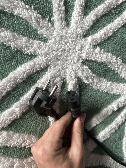 Монитор с проводами