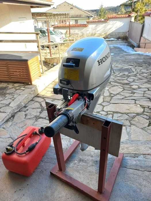 Продавам перфектен извънбордов двигател Honda 20 к.с.