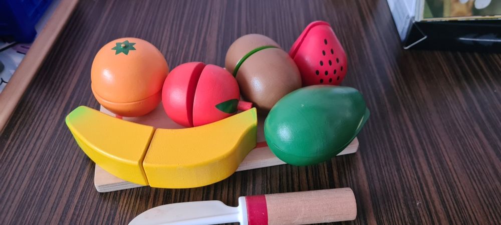 Jucării din lemn sub forma de legume
