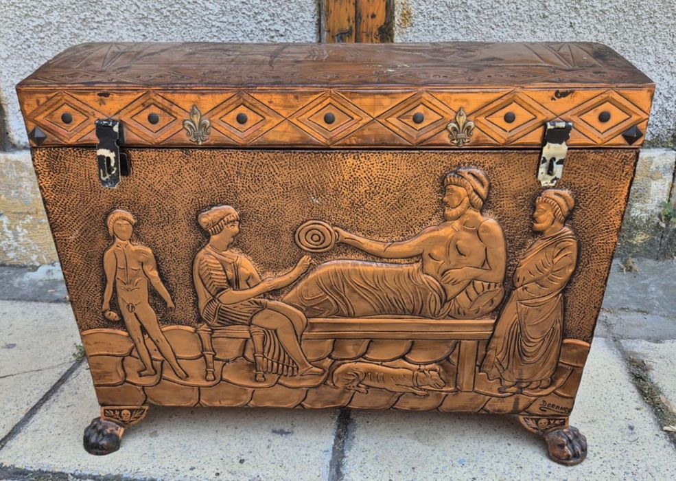 Масивен сандък с меден обков, релефни гръцки мотиви