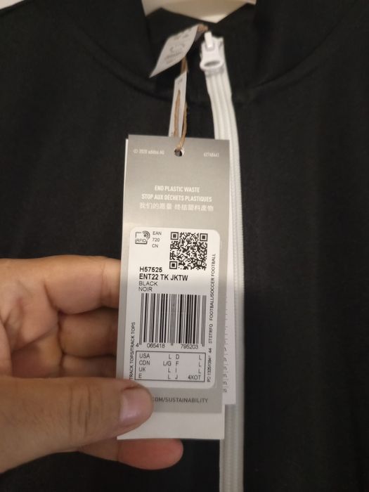 Bluze Adidas noi cu etichetă.