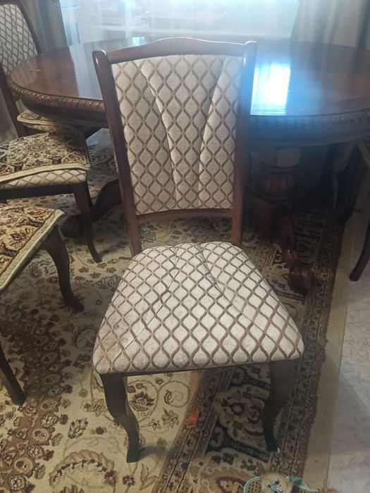 Продаётся стол со стульями.