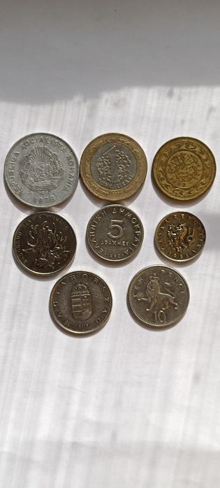 Продам коллекцию монет 8 шт