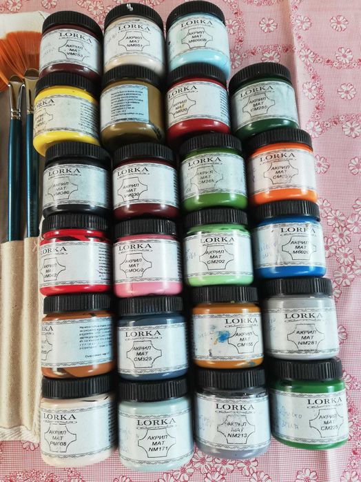 Бой и четки за рисуване