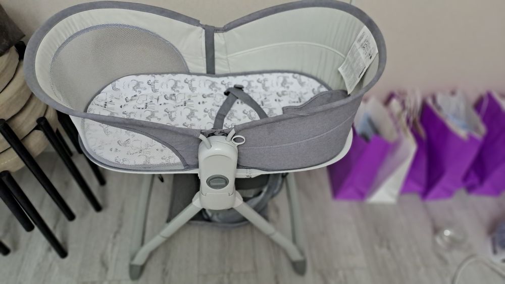 Продам манеж-качалку на колёсах.