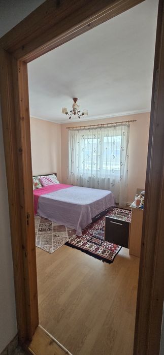 Vand apartament cu 3 camere, decomandat, str 13 decembrie