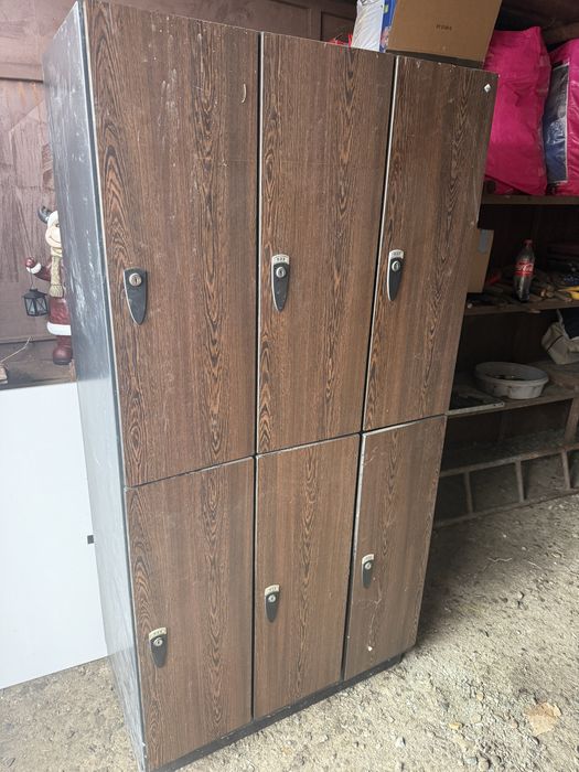 3 dulapuri de vestiar sau diferite lucruri