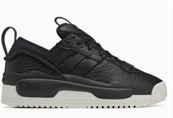 Продавам чисто нови оригинални маратонки  с етикетите Адидас