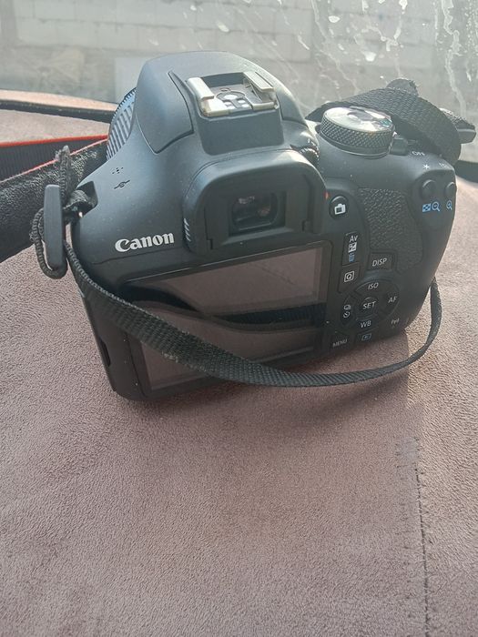 Продам фотоаппарат кенон  EOS 2000D