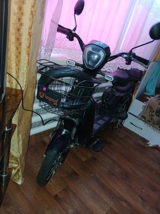 Электромопед чёрный