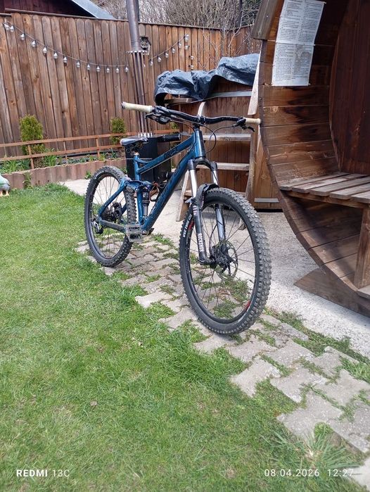 Bicicleta full suspenșan