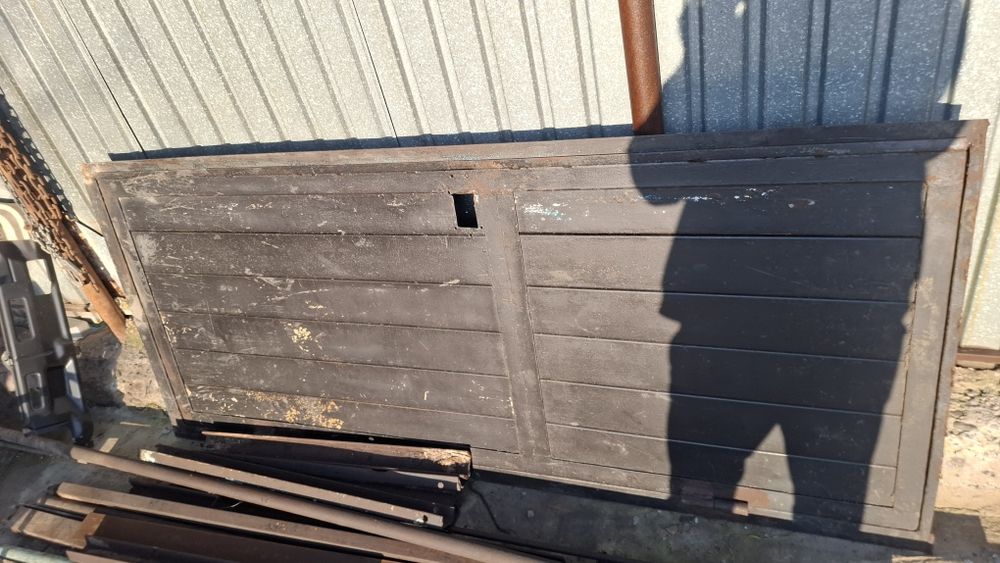 Продам дверь железную на сарай