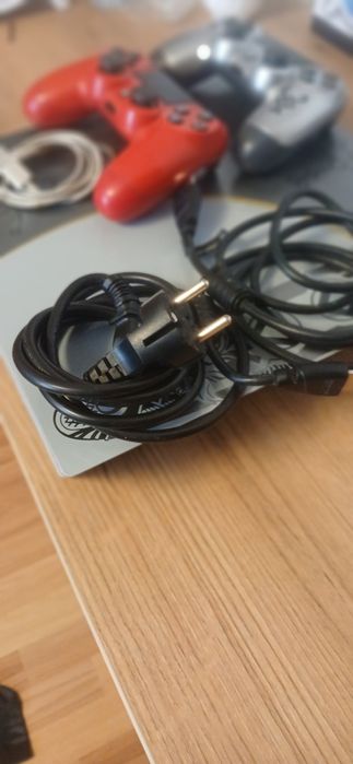 Vând ps4 pro cu încărcător