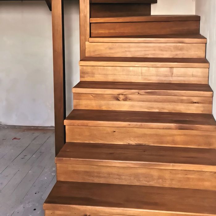 Scări de lemn masiv
