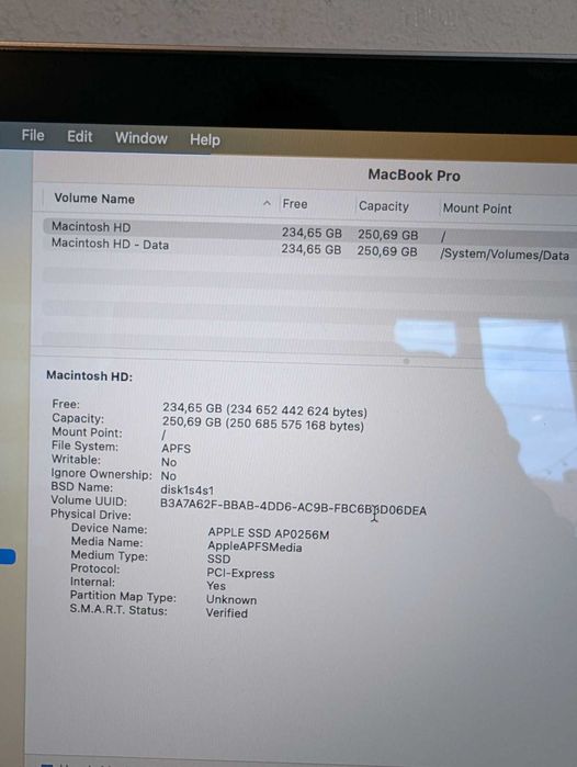 MacBook Pro 2019 6-Core i7 16GB Ram 250GB SSD Radeon 4GB Touchbar