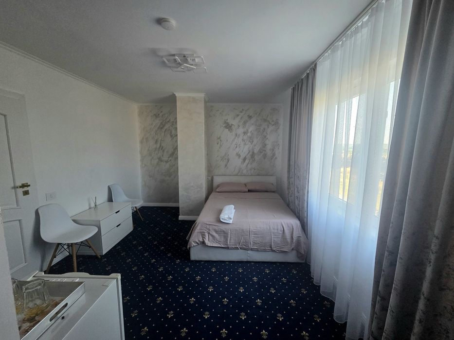 Camere duble cu baie proprie de inchiriat