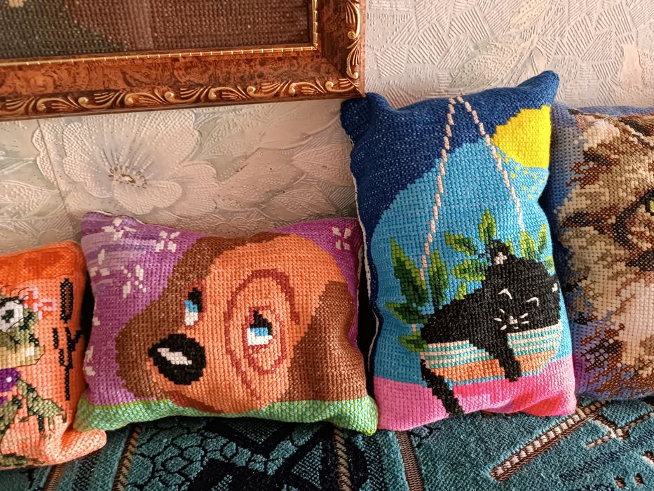 Вышитые подушечки