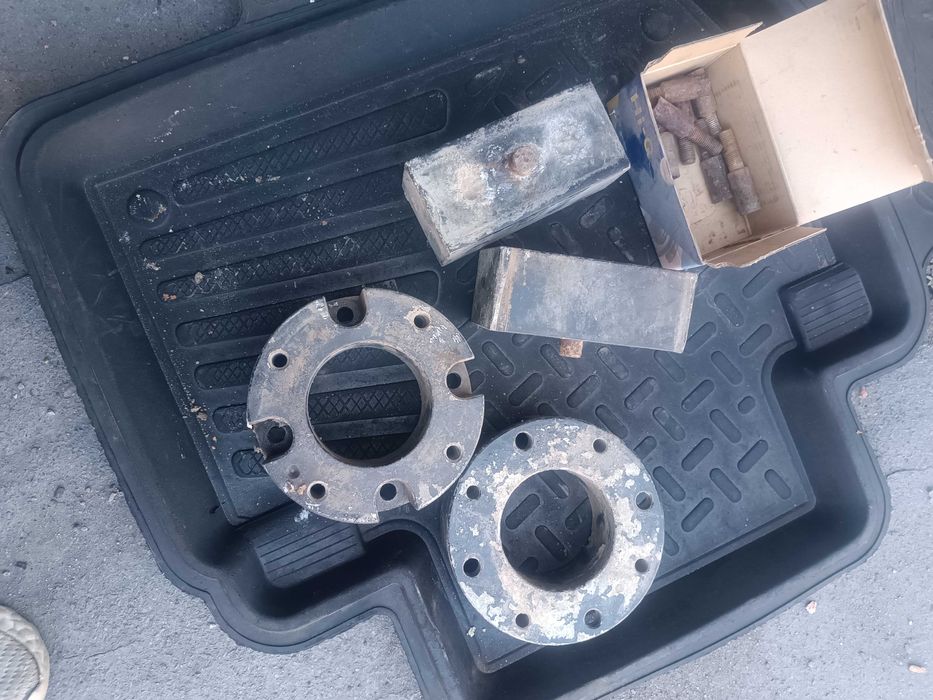 Продам проставки toyota tundra